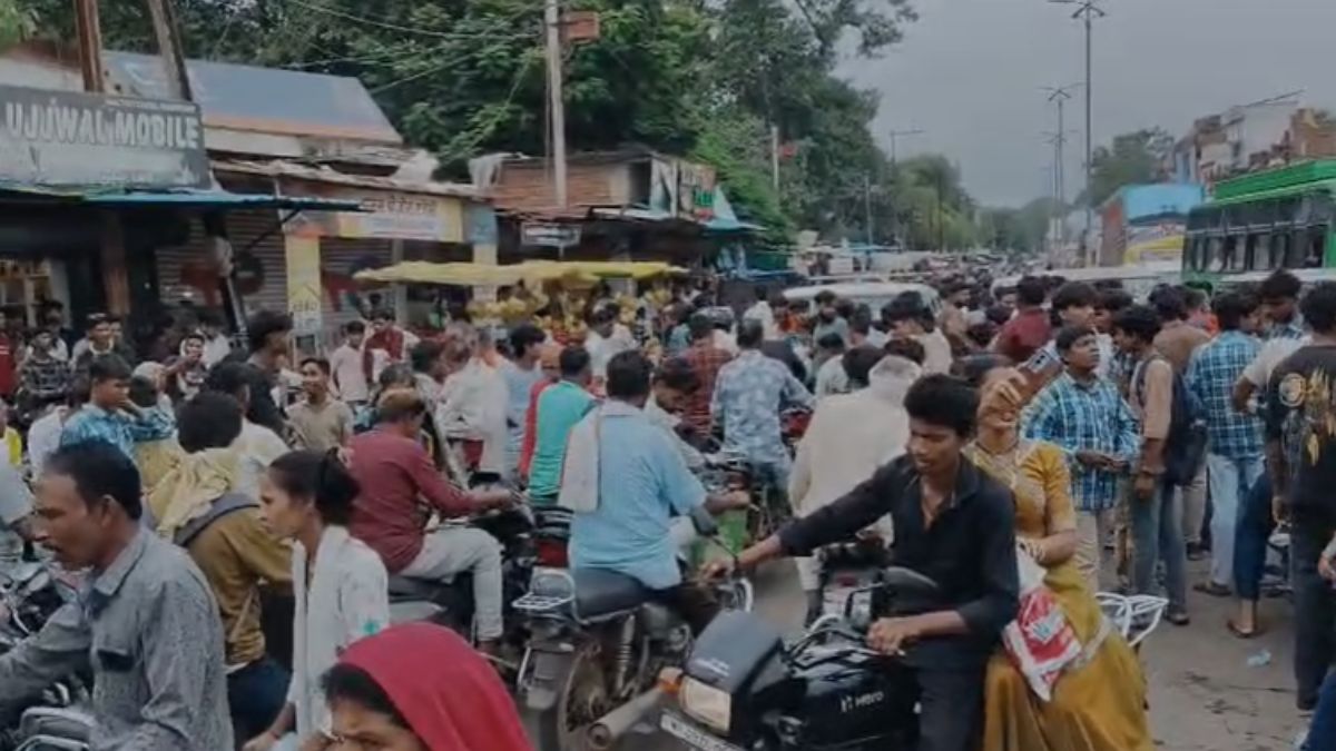 Jabalpur News: नियमित बसों की मांग को लेकर सड़क पर उतरे सांदीपनी स्कूल के सैकड़ों छात्र; जबलपुर-पाटन मार्ग किया जाम, वाहनों की लगी कतारें
