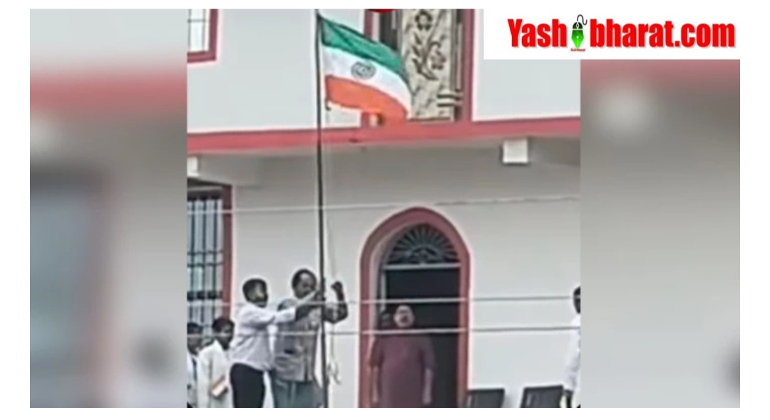 15 अगस्त पर राष्ट्रीय ध्वज का अपमान: उमरिया की रक्सा पंचायत में पुली खराब होने से आधे में लटका रहा तिरंगा; डंडे से जद्दोजहद करते दिखे सचिव 23 15 अगस्त पर राष्ट्रीय ध्वज का अपमान: उमरिया की रक्सा पंचायत में पुली खराब होने से आधे में लटका रहा तिरंगा; डंडे से जद्दोजहद करते दिखे सचिव