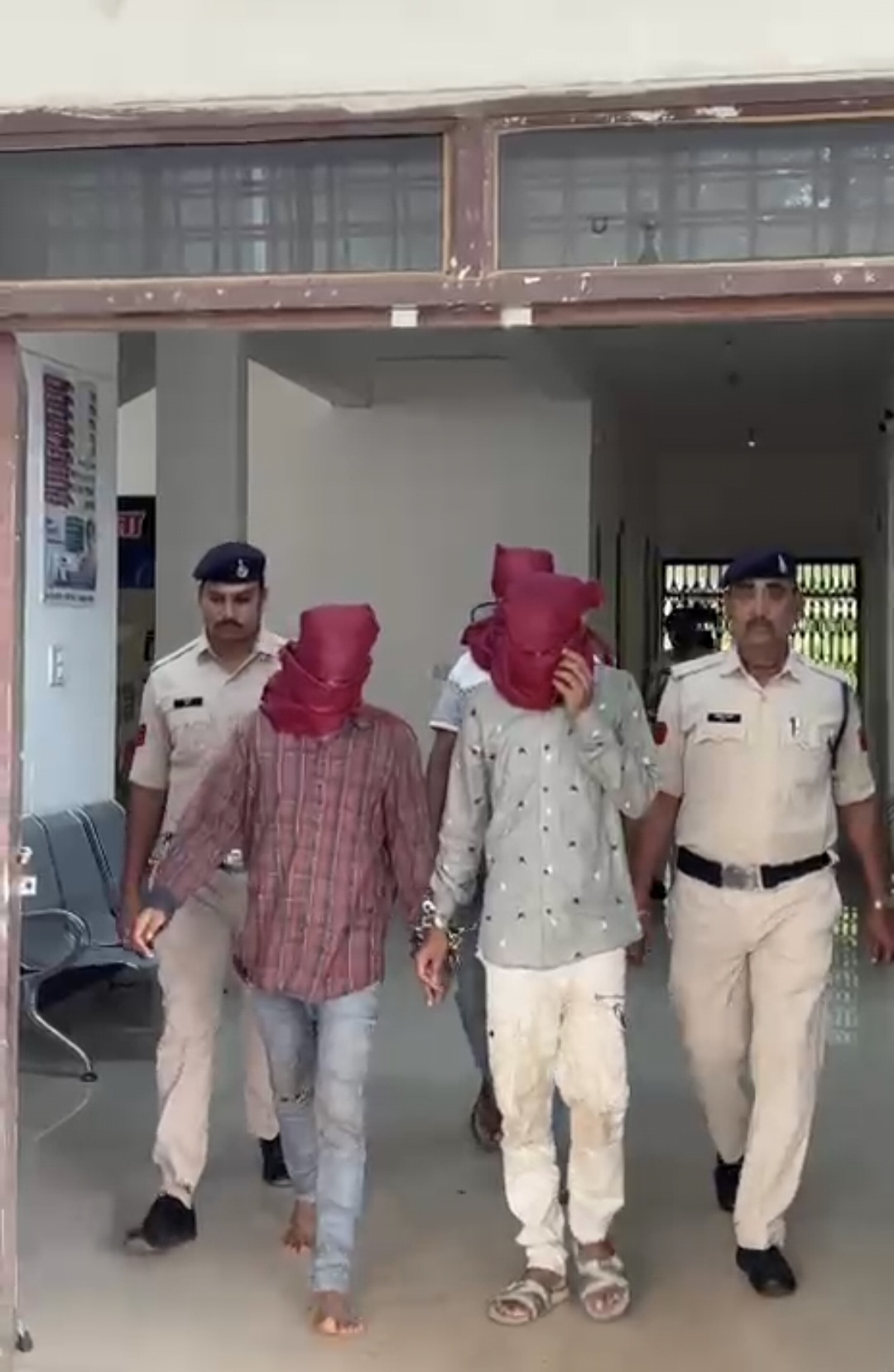 बाकल पुलिस ने साइबर फ्रॉड का किया खुलासा, झारखंड के 03 आरोपी गिरफ्तार मोबाइल चोरी कर खातों से निकाले थे ₹2.10 लाख, जांच में अन्य जिलों एवं राज्यों से जुड़े तार 22 Screenshot 20260817 152227 WhatsApp