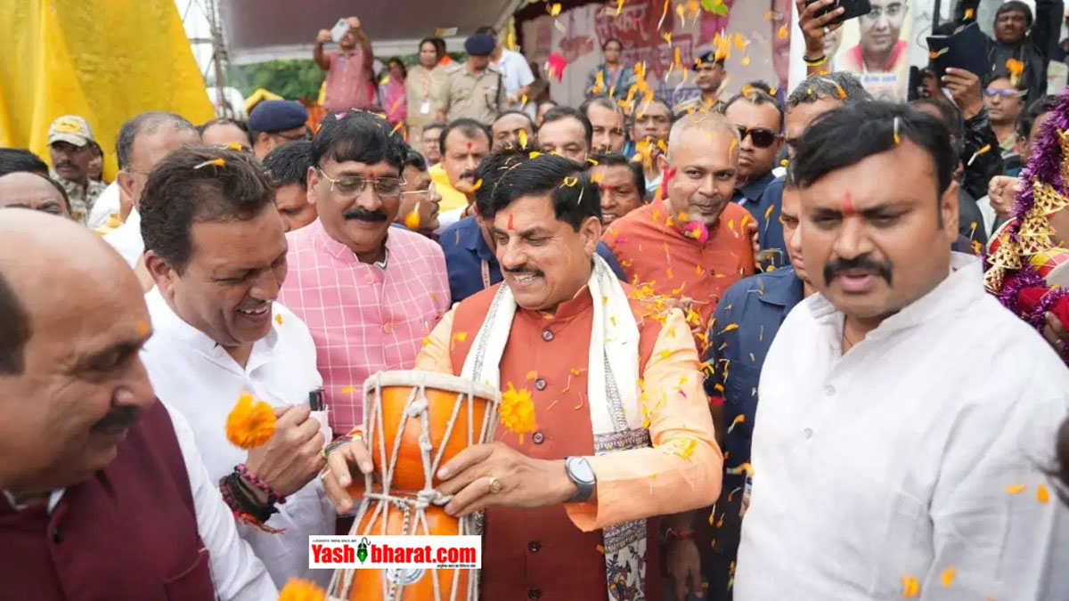 Jabalpur Kanwar Yatra: जबलपुर में गूंजा 'बोल बम'; सीएम डॉ. मोहन यादव ने उठाई कांवड़, बजाया डमरू, बोले- 'सनातन के लिए काम कर रही सरकार'