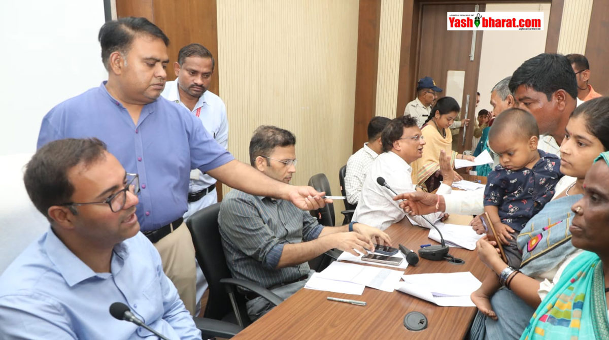 जनसुनवाई में पहुंचीं महिलाएं; लाड़ली बहना योजना की राशि दिलाने कलेक्टर आशीष तिवारी से लगाई गुहार, अधिकारियों को दिए त्वरित निर्देश