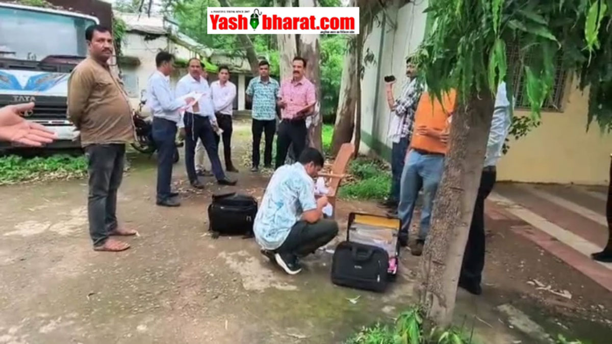 बैतूल DFO दफ्तर पर लोकायुक्त का छापा: वनरक्षक की पदोन्नति के बदले 55 हजार की रिश्वत लेते कंप्यूटर ऑपरेटर और सहायक ग्रेड-2 रंगे हाथ गिरफ्तार