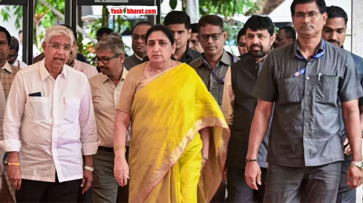 सुनेत्रा पवार को 'गूंगी गुड़िया' कहे जाने पर भड़की NCP, मनीषा तुपे और मुंडे ने दिलाई इंदिरा गांधी की याद; फडणवीस बोले- 'गिरे हुए स्तर की राजनीति'