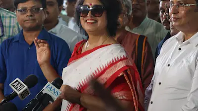 2007 के हिंसक विवाद के बाद पहली बार बंगाल पहुंचीं तसलीमा; जानिए क्यों छोड़ना पड़ा था शह 22 2007 के हिंसक विवाद के बाद पहली बार बंगाल पहुंचीं तसलीमा; जानिए क्यों छोड़ना पड़ा था शह