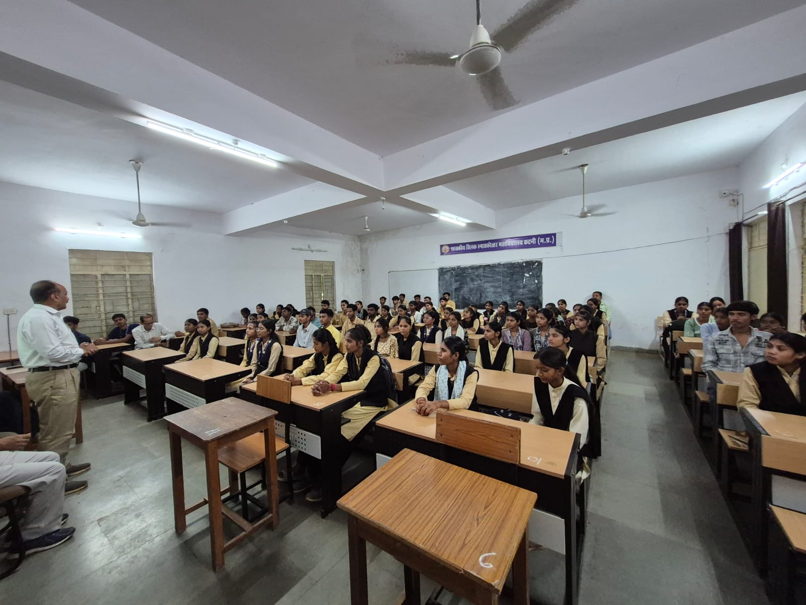 शिक्षक दिवस पर पीएमसीओई शासकीय तिलक स्नातकोत्तर महाविद्यालय में संगोष्ठी आयोजित,शिक्षकों ने विद्यार्थियों के सर्वांगीण विकास में गुरु की भूमिका को बताया महत्वपूर्ण 22 IMG 20260905 WA0035