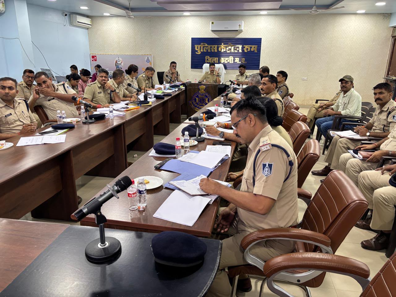 अपराध समीक्षा बैठक में एसपी के सख्त निर्देश, लंबित मामलों के त्वरित निराकरण और फरार आरोपियों की गिरफ्तारी पर जोर 22 IMG 20260912 WA0042