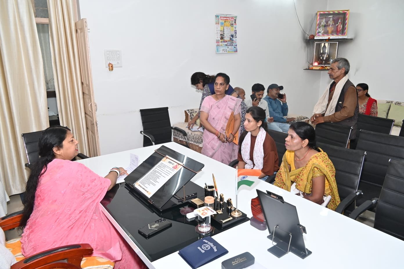 नगर निगम में आयोजित हुई महापौर जनसुनवाई,शिकायतों से लेकर सुझावों तक, महापौर ने गंभीरता से सुने नागरिकों के मुद्दे,प्रकरणों की स्थिति जानी, अधिकारियों को त्वरित एवं प्रभावी कार्रवाई के दिए निर्देश 20 IMG 20260922 WA0058