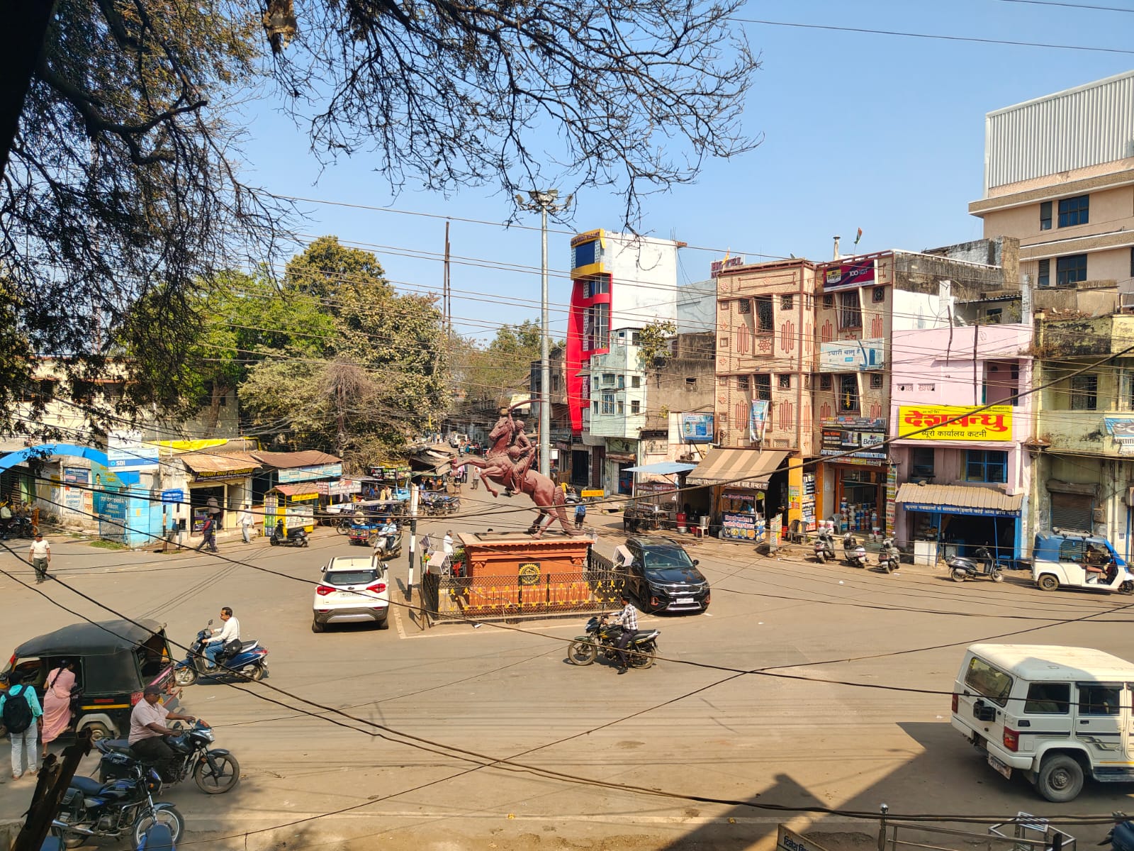 नगर निगम आयुक्त की लग्जरी कार जाम में न फंसे इसलिए केवल कचहरी चौक और उसके आसपास ड्यूटी बजा रहा नगर निगम का अतिक्रमण दस्ता, फुटपाथ पर सब्जी करने वाले गरीब कारोबारियों को कर रहा परेशान 22 IMG 20260923 WA0004