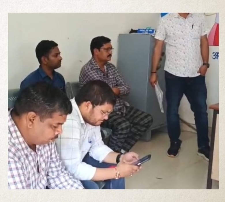 बढ़ी मुआवजा राशि पास कराने के बदले पटवारी ने आदिवासी किसान से मांगे 80 हजार, 47 हजार लेते सागर लोकायुक्त ने पकड़ा, बाइक की डिग्गी से बरामद हुई रिश्वत की रकम 22 IMG 20260910 174704