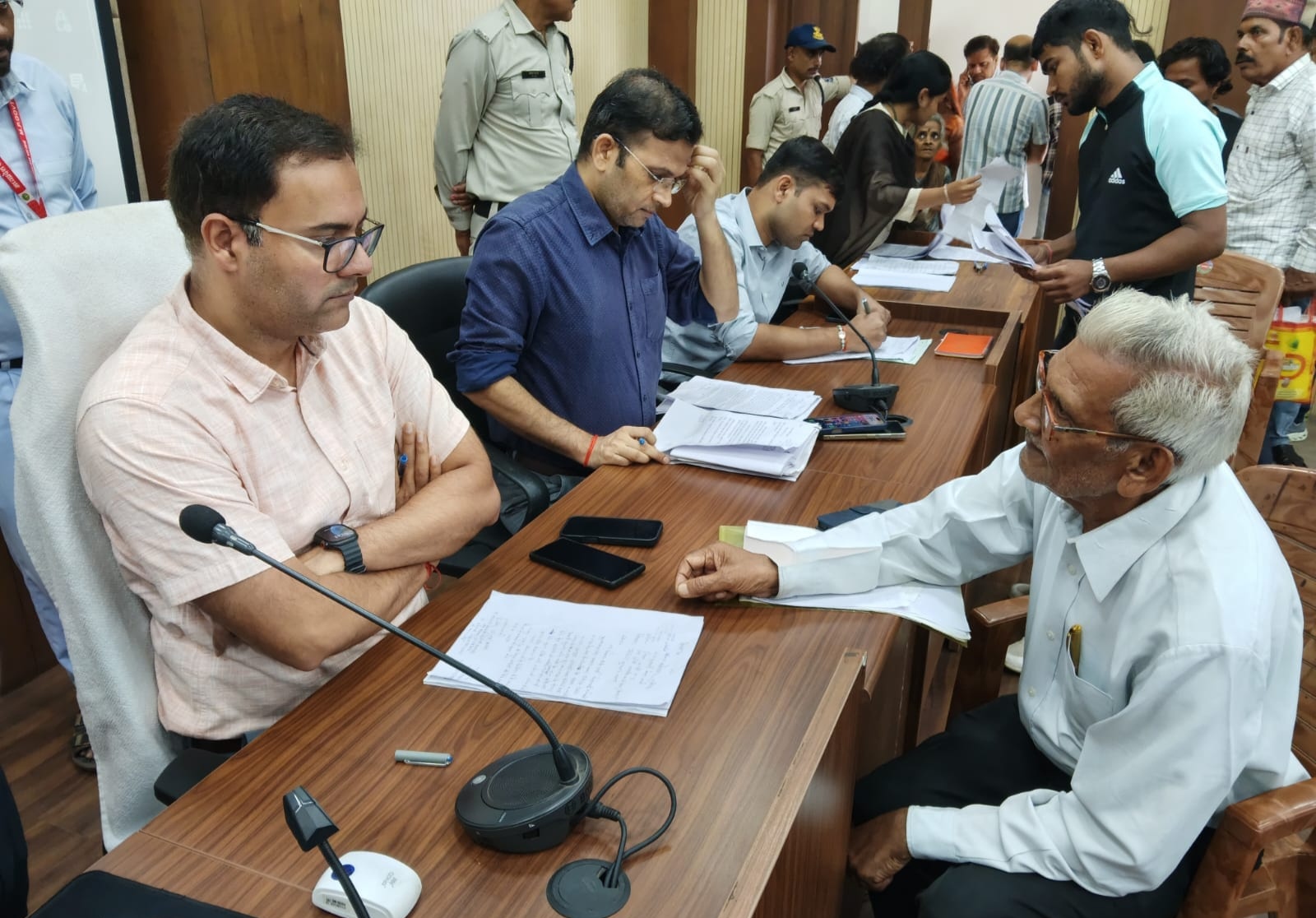 जन सुनवाई में कलेक्टर सुन रहे लोगों की समस्याएं, अधिकारियों को दे रहे निराकरण के निर्देश 22 IMG 20260915 134426