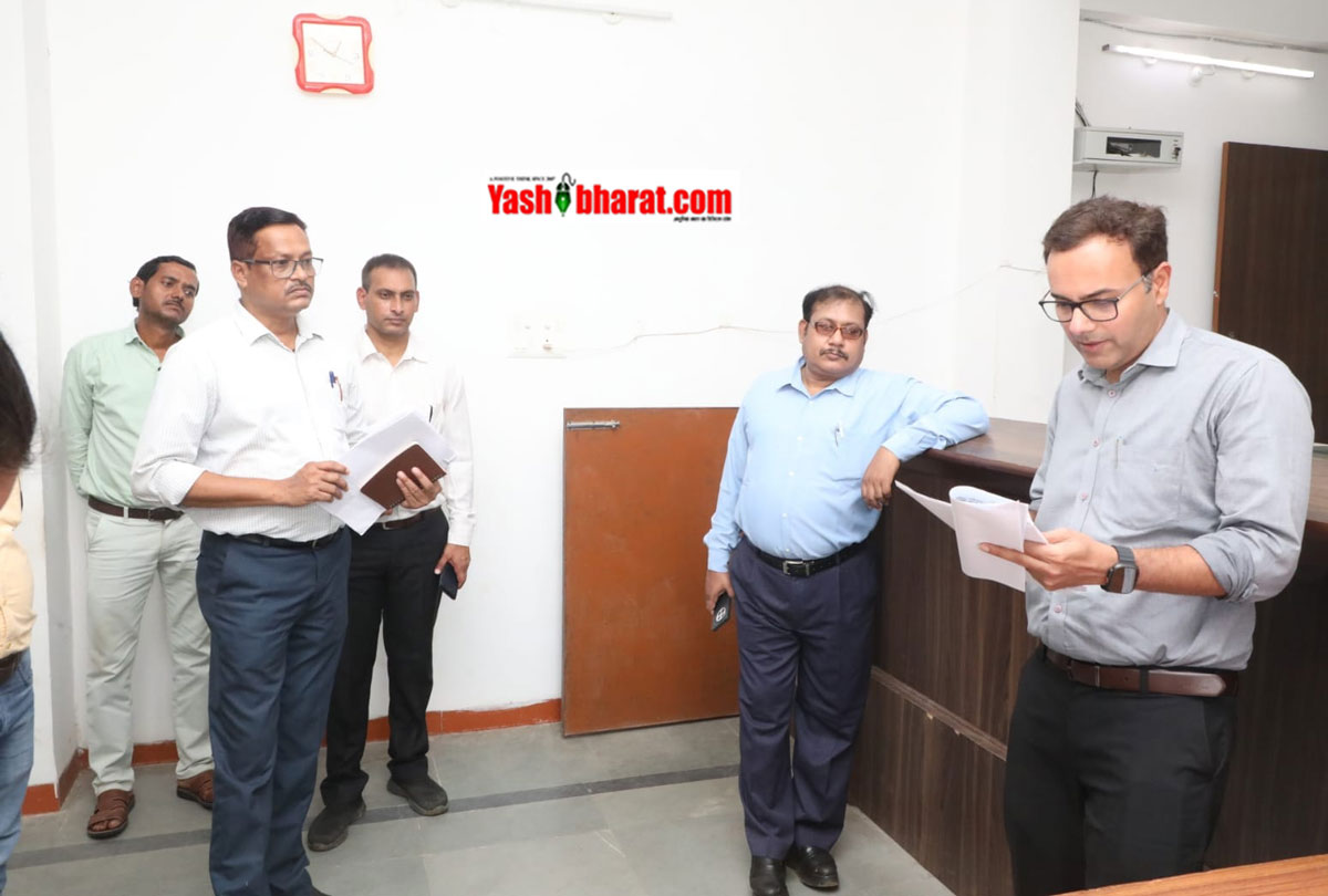 जनता के काम में देरी नहीं चलेगी": कलेक्टर आशीष तिवारी ने विजयराघवगढ़ तहसील का किया औचक निरीक्षण, फर्द-बंटवारा में लापरवाही पर नायब तहसीलदार और रीडर को नोटिस