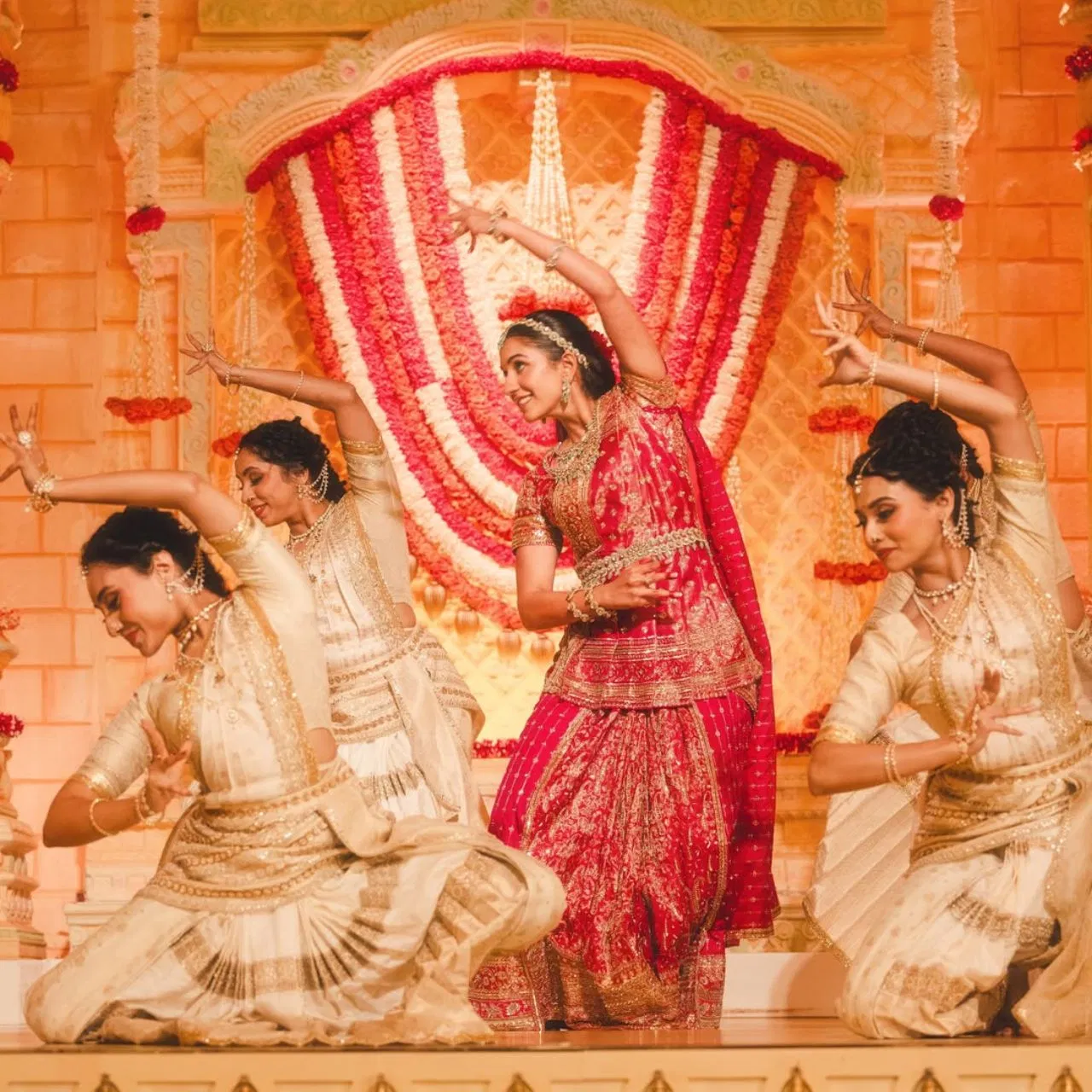 अंबानी परिवार के गणेशोत्सव में छाईं राधिका मर्चेंट: 'एकदंताय' पर दी खास प्रस्तुति, सोने की जरी और कांजीवरम साड़ी में दिखा राजसी अंदाज