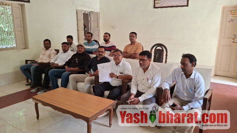 स्वामित्व योजना के काम से विरत पटवारियों पर कार्रवाई के विरोध में संघ मुखर 24 घंटे बाद भी निलंबन और वेतन वृद्धि रोकने के आदेश वापस नहीं, आज से ऑनलाइन कार्यों के बहिष्कार का ऐलान 22 20261004 133528