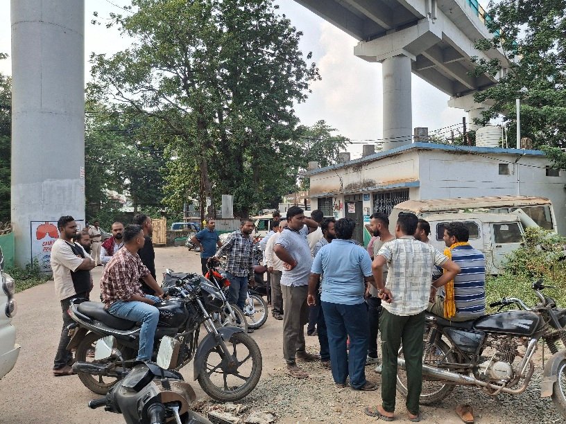 निजी अस्पताल में मरीज की मौत से मचा हड़कंप, परिजनों ने लगाए लापरवाही के आरोप,बवासीर के ऑपरेशन के लिए अस्पताल पहुंचे थे अंशुल मिश्रा, एनेस्थीसिया की डोज पर उठाए सवाल; अस्पताल के सामने शव रख कर किया प्रदर्शन 10 20261014 132613