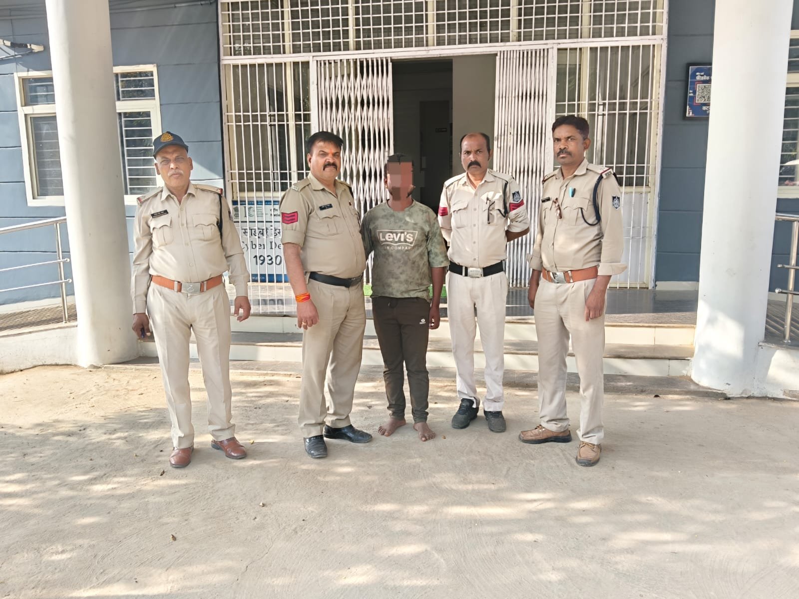 बरही पुलिस ने 6 किलो गांजा के साथ आरोपी को पकड़ा गांजे की कीमत 60 हजार रुपये, एनडीपीएस एक्ट के तहत मामला दर्ज 29 IMG 20261009 WA0082 1