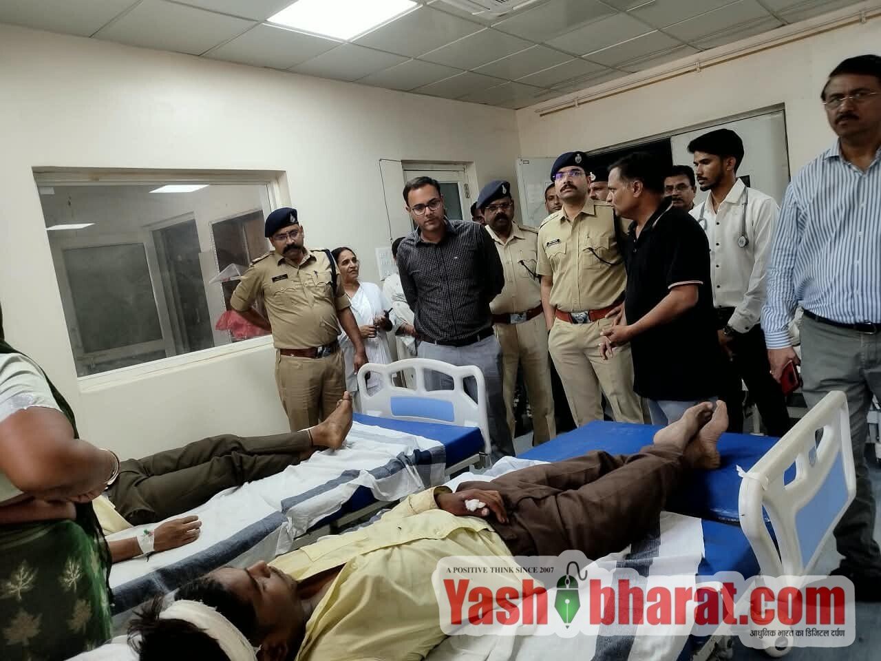 विजयराघवगढ़-बंजारी के पास बस दुर्घटना,कलेक्टर-एसपी ने अस्पताल पहुंचकर जाना घायलों का हाल,कलेक्टर आशीष तिवारी ने डॉक्टरों को दिए बेहतर उपचार के निर्देश 18 IMG 20261010 WA0066