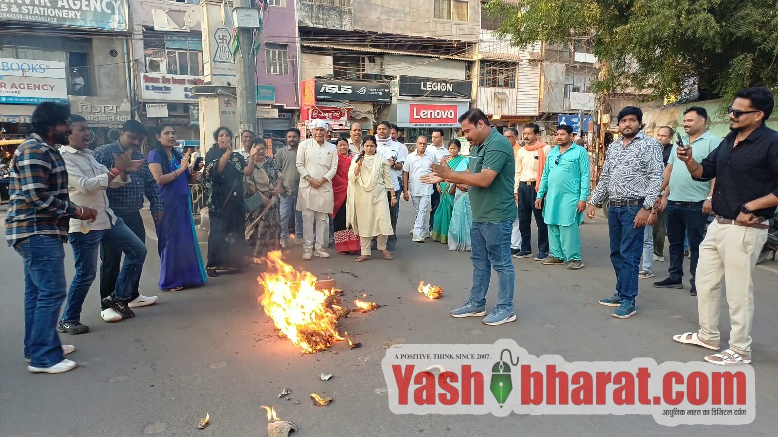 भाजपा महिला मोर्चा ने कांग्रेस सांसद का पुतला दहन कर जताया विरोध,जेएनयू छात्राओं से जुड़े कथित यौन उत्पीड़न मामले में कार्रवाई की मांग, कांग्रेस पर महिला सम्मान के मुद्दे पर दोहरे मापदंड अपनाने का आरोप 10 IMG 20261012 WA0030