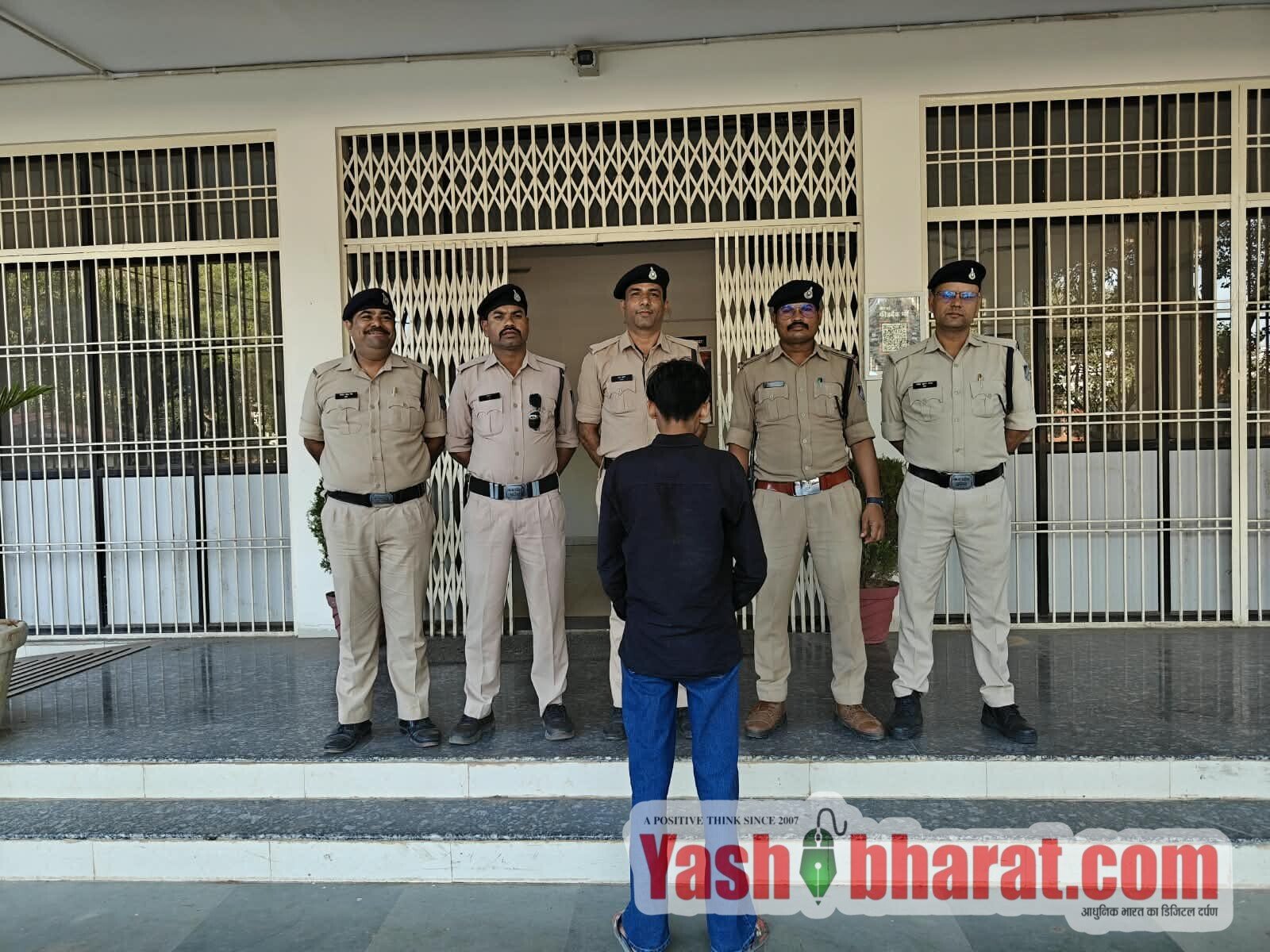 शेर चौक में चाकूबाजी का आरोपी गिरफ्तार, वारदात में प्रयुक्त बटनदार चाकू बरामद,गाड़ी लहराकर चलाने से मना करने पर युवक पर किया था हमला, दूसरा आरोपी फरार 16 IMG 20261012 WA0067