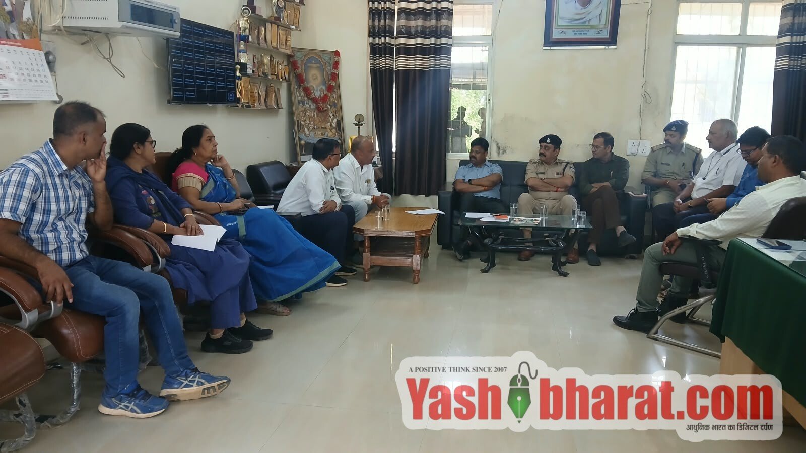 जन सुरक्षा युवा सृजन संवाद अभियान की तैयारियों को लेकर समीक्षा बैठक संपन्न 29 अक्टूबर को तिलक महाविद्यालय में होगी कार्यशाला, विद्यार्थियों को दी जाएगी कानून और नागरिक सुरक्षा की जानकारी 2 IMG 20261024 WA0039