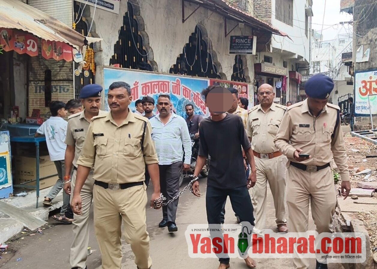 डेयरी संचालक पर जानलेवा हमला करने वाला आरोपी 24 घंटे में गिरफ्तार,लूटी गई सोने की चेन, चैननुमा पंच और चाकू बरामद,कोतवाली पुलिस ने घटनास्थल पर निकाला जुलूस 10 IMG 20261028 WA0028