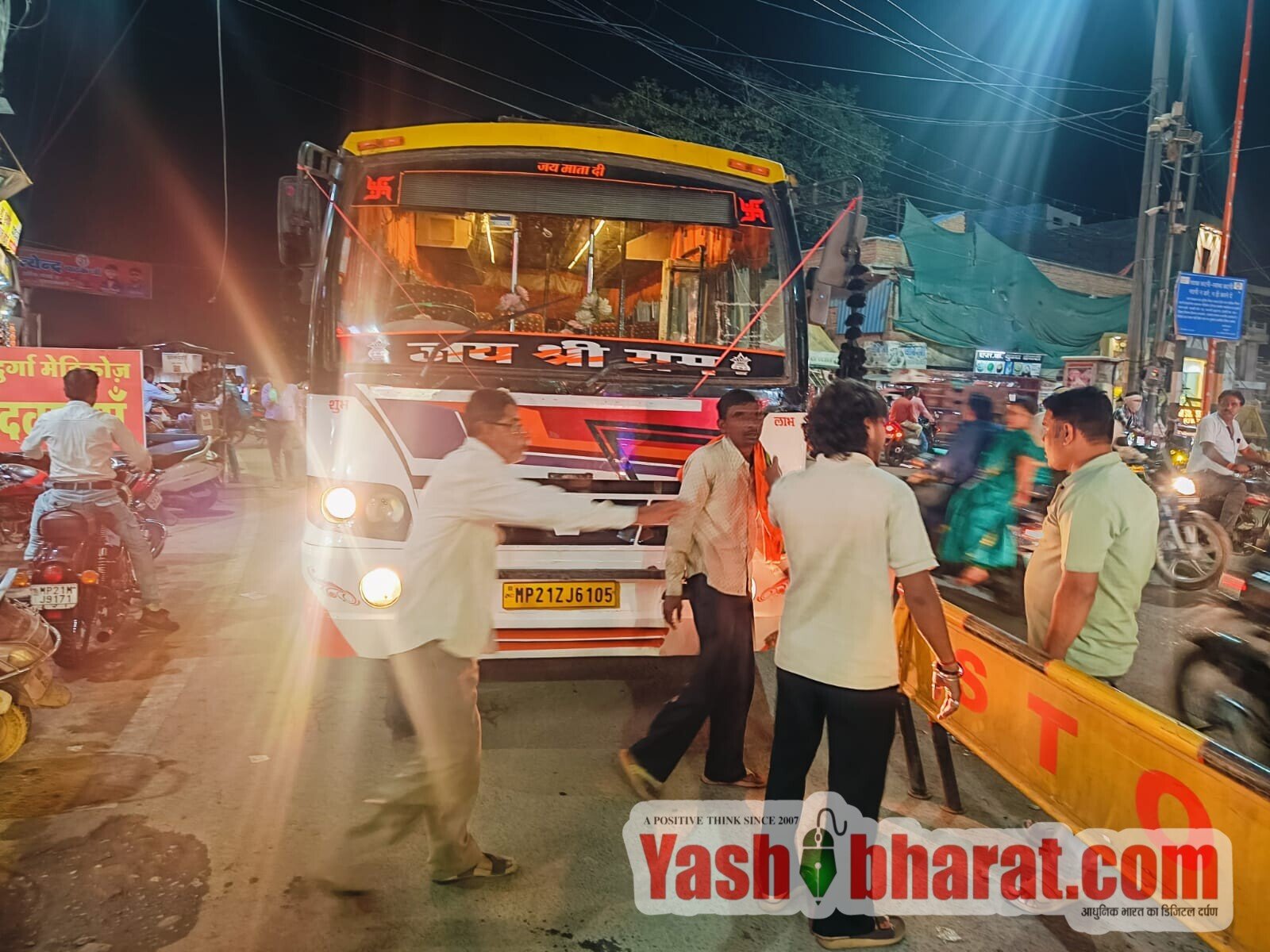 चांडक चौक ब्रिज के पास बड़ा हादसा टला, यातायात पुलिस की सतर्कता से रुकी अनियंत्रित बस 5 IMG 20261029 WA0012