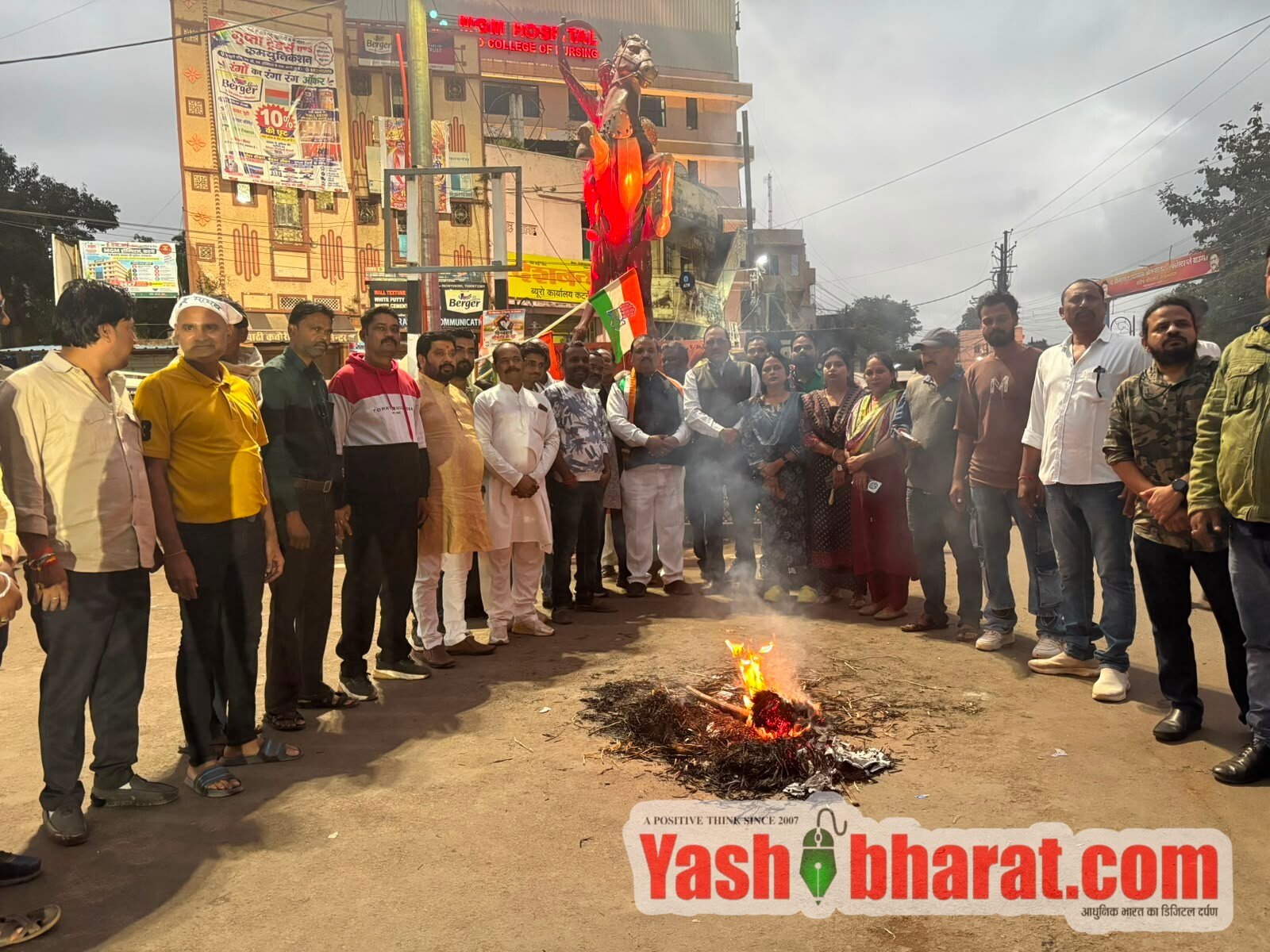 हरदीप सिंह पुरी का पुतला दहन कर कांग्रेस ने जताया विरोध भाजपा के फैसले के खिलाफ पुरानी कचहरी चौराहे पर की नारेबाजी, नैतिकता और जवाबदेही पर उठाए सवाल 2 IMG 20261030 WA0059
