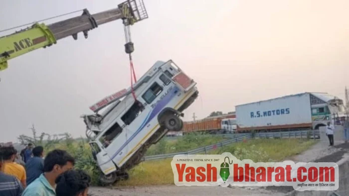 कोटा में दिल्ली-मुंबई एक्सप्रेसवे पर पुलिया से गिरी ट्रैवलर