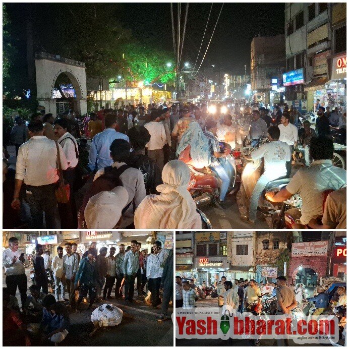 अपडेट -दशहरा महोत्सव की होर्डिंग हटाने पर बवाल, नगर निगम के सामने धरने पर बैठे श्री बजरंग उत्सव समिति के कार्यकर्ता किया चक्काजाम अतिक्रमण अधिकारी मानवेंद्र सिंह के निलंबन और सार्वजनिक माफी की मांग, निगम गेट पर प्रदर्शन से यातायात प्रभावित 2 Picsart 26 10 16 20 38 58 659