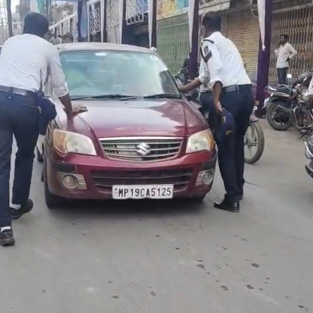 गर्भवती महिला की मदद को आगे आए यातायात पुलिस के जवान, पेश की मानवता की मिसाल,कार बीच चौराहे पर हुई बंद, जवानों ने वाहन हटवाकर ऑटो से महिला को पहुंचवाया अस्पताल 12 Screenshot 20261015 113612 WhatsApp
