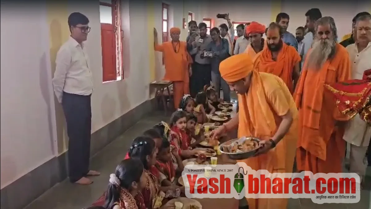 गोरखनाथ मंदिर में सीएम योगी ने किया कन्या पूजन: पखारे छोटी-छोटी बालिकाओं के पांव, माथे पर तिलक लगा मांगा आशीर्वाद 2 गोरखनाथ मंदिर में सीएम योगी ने किया कन्या पूजन: पखारे छोटी-छोटी बालिकाओं के पांव, माथे पर तिलक लगा मांगा आशीर्वाद