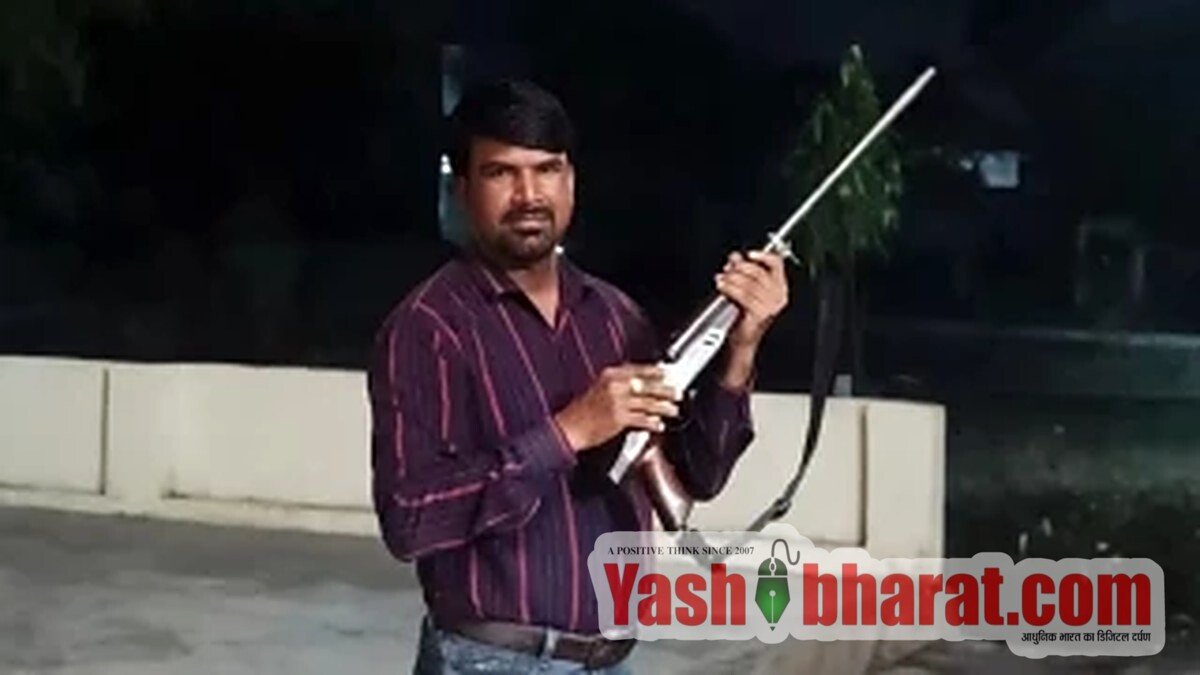 मुरैना में कलेक्टर-एसपी के आदेशों की उड़ी धज्जियां: जौरा डिग्री कॉलेज के अतिथि विद्वान का रायफल से हर्ष फायरिंग करते वीडियो वायरल 11 featured image 3 1200