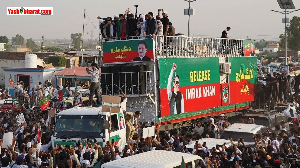 पाकिस्तान में फिर गरमाई सियासत: इमरान खान की रिहाई के लिए PTI का लॉन्ग मार्च, ख्वाजा आसिफ बोले- 'बंदूक की नोक पर नहीं मानेंगे मांगें' 2 पाकिस्तान में फिर गरमाई सियासत: इमरान खान की रिहाई के लिए PTI का लॉन्ग मार्च, ख्वाजा आसिफ बोले- 'बंदूक की नोक पर नहीं मानेंगे मांगें'
