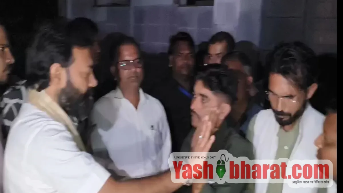 अखिलेश से मिले हो...: सरकारी बीज की कालाबाजारी पकड़ने पहुंचे बीजेपी विधायक ने गोदाम प्रभारी को जड़े थप्पड़