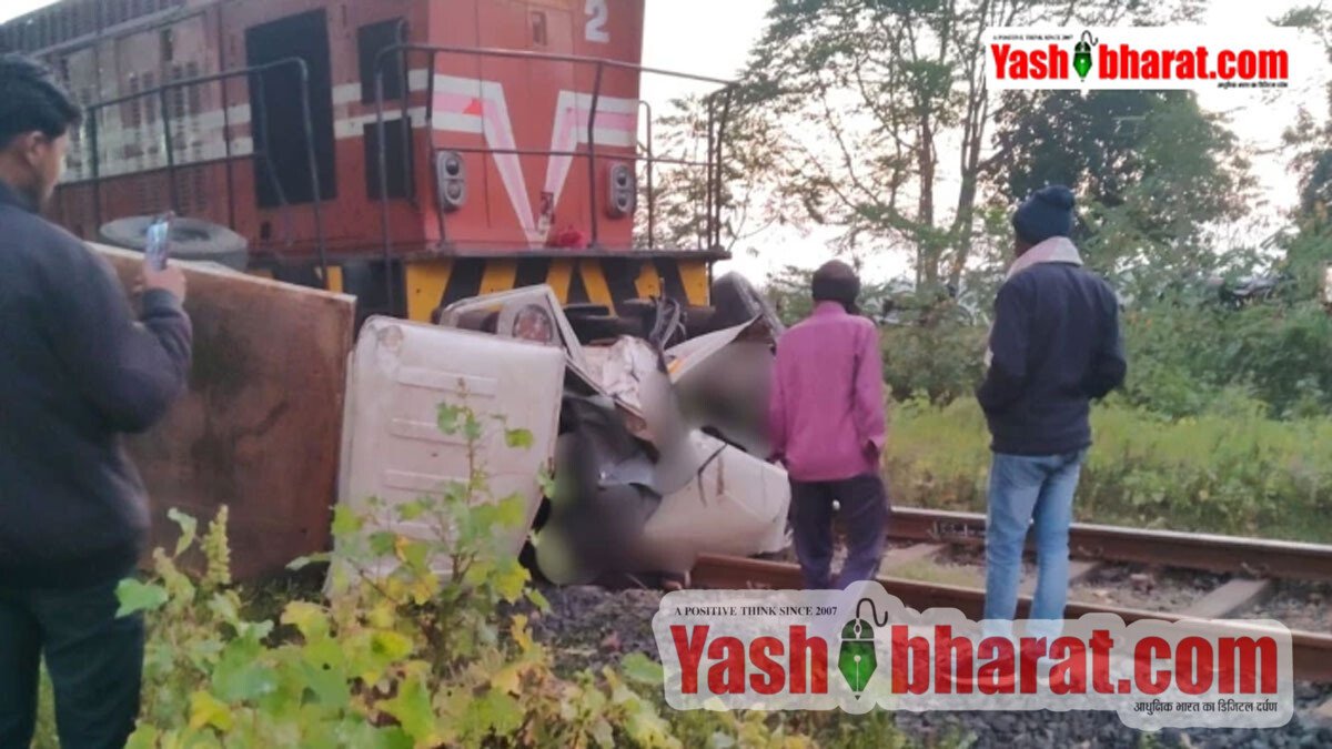 चचाई में SECL कॉलोनी के पास लोको ट्रेन की टक्कर से पिकअप के उड़े परखच्चे, 1 की मौत